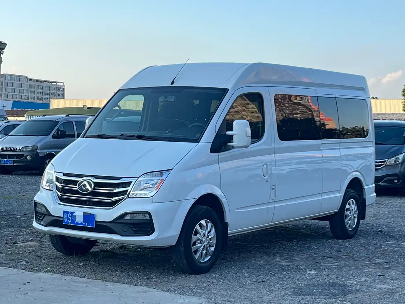SAIC Maxus Xintu V80 2021 2.0T PLUS Manual Business Travel Edition Long Wheelbase Medium Roof 9 Seats