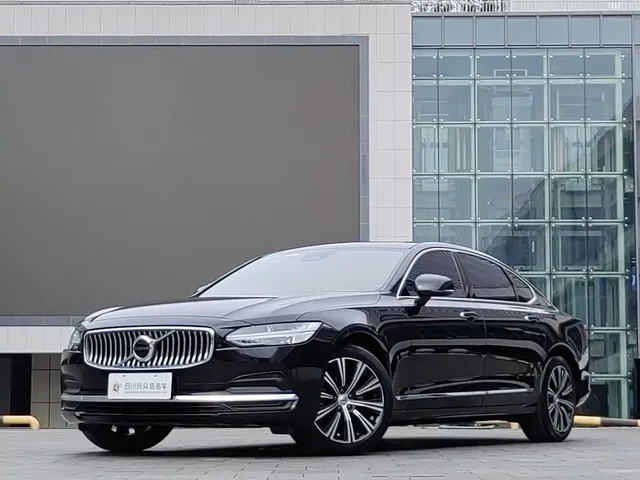 Volvo S90 2022 B5 Momentum Luxury Edition