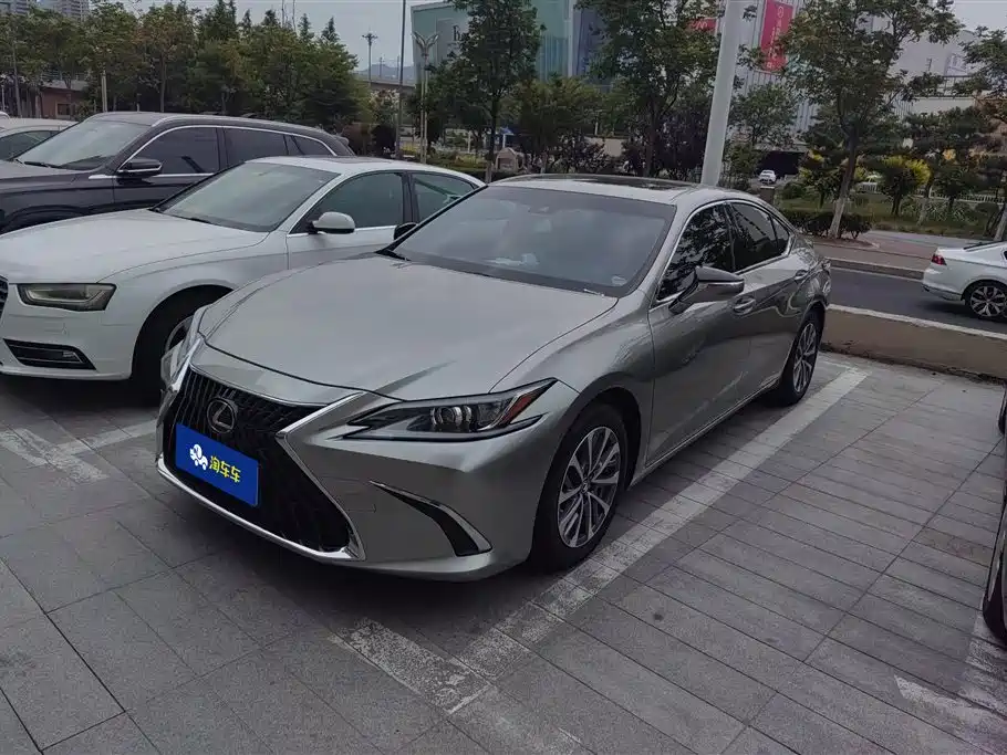 Lexus ES 2022 300h Excellence Edition