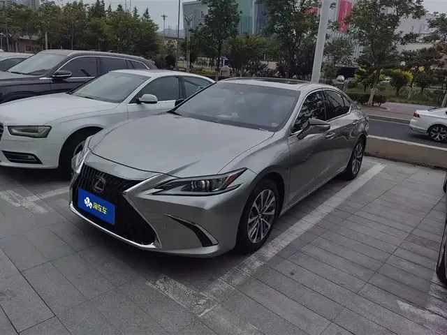 Lexus ES 2022 300h Excellence Edition