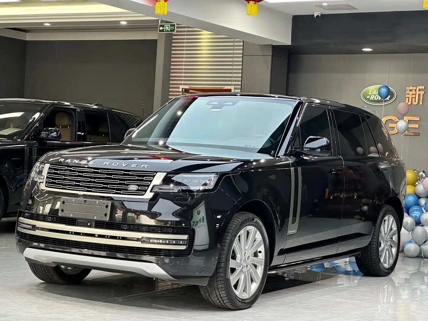 Land Rover Range Rover 2023 3.0 L6 400PS Golden Age 7-Seater Long Wheelbase
