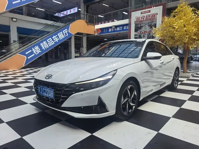 Hyundai Elantra 2021 1.5L CVT LUX Premium Edition