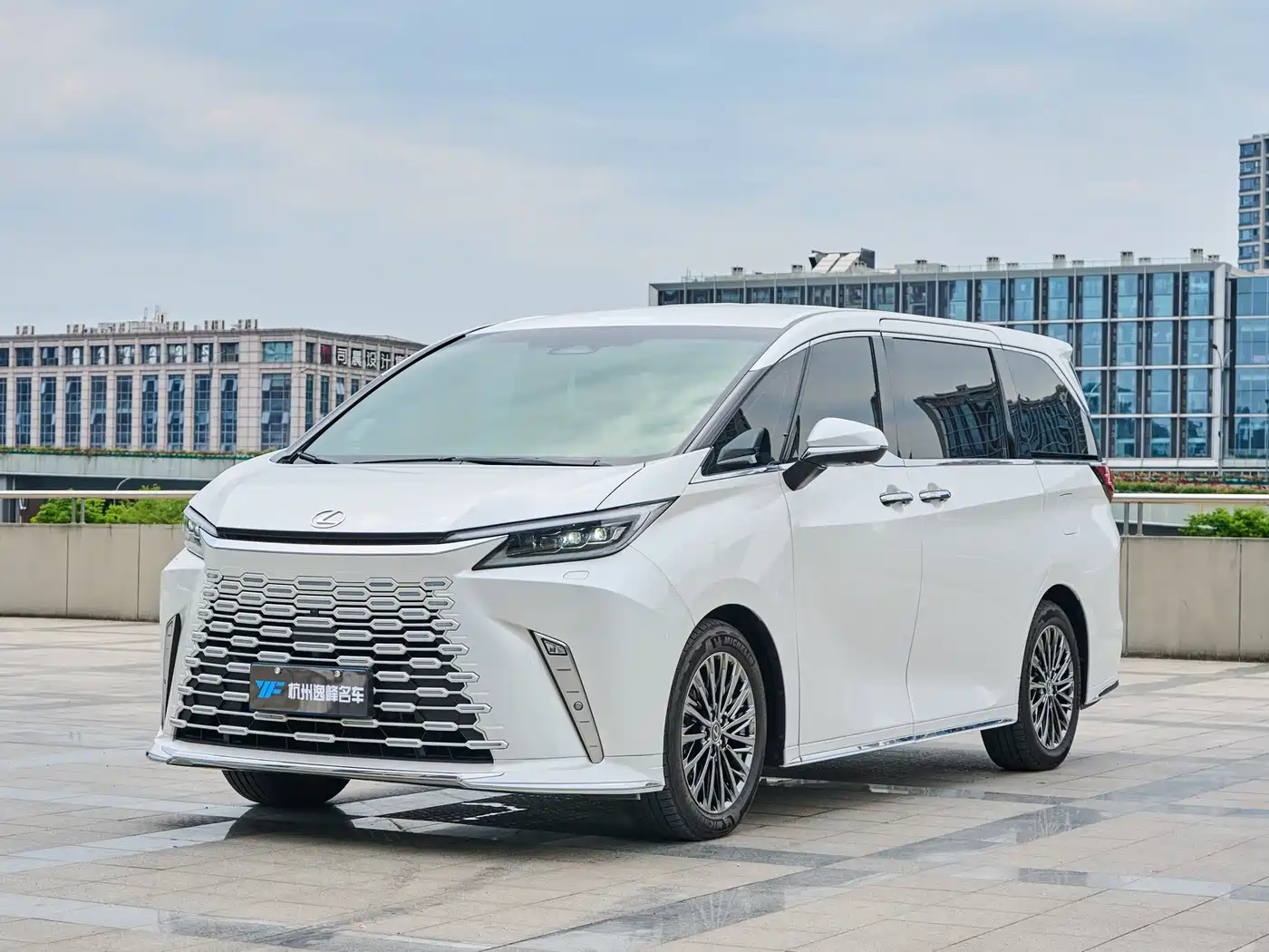 Lexus LM 2023 500h 6-Seater Prestige Edition