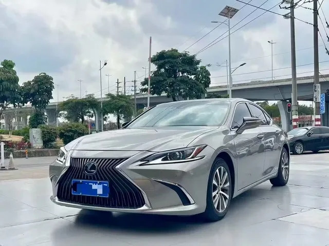 Lexus ES 2018 300h Excellence Edition China VI