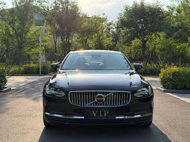 Volvo S90 2024 B5 Momentum Luxury Edition