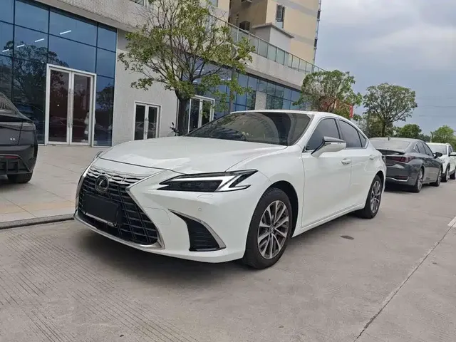 Lexus ES 2025 200 Ultimate Edition