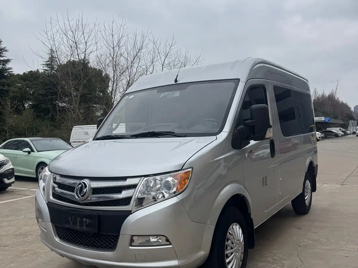 Dongfeng Yufeng Yufeng 2021 2.0T RWD Logistics Vehicle Short Wheelbase Medium Roof 5-9 Seats China VI D20