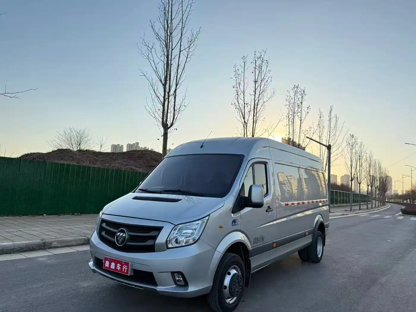 Foton Tuyano 2023 2.8T Manual Jixiang Cargo Van Long Wheelbase Medium Roof Dual Rear Tires 3 Seater Professional Edition