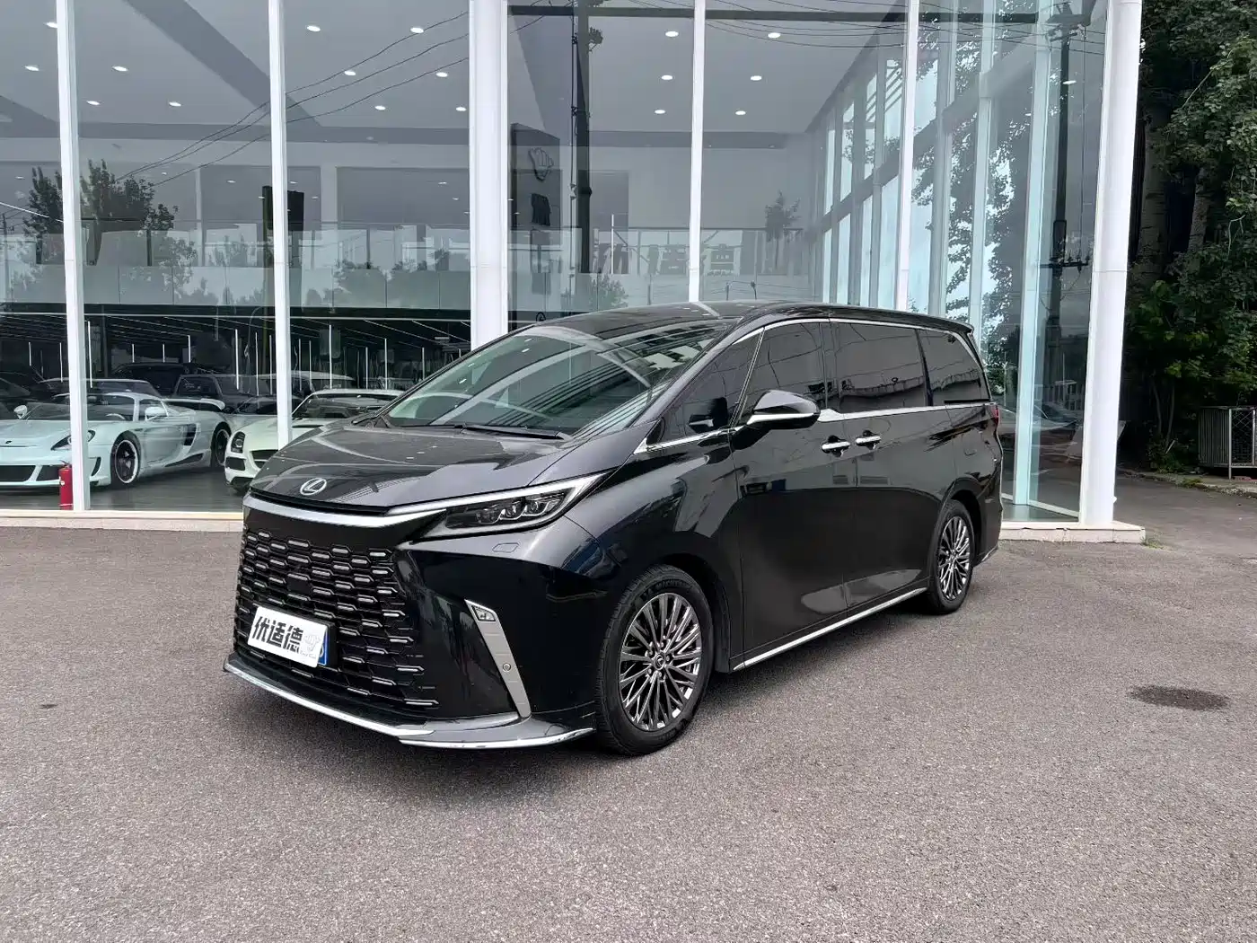 Lexus LM 2023 500h 6-Seater Prestige Edition