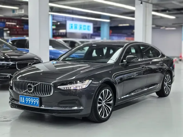 Volvo S90 2024 B5 Momentum Luxury Edition
