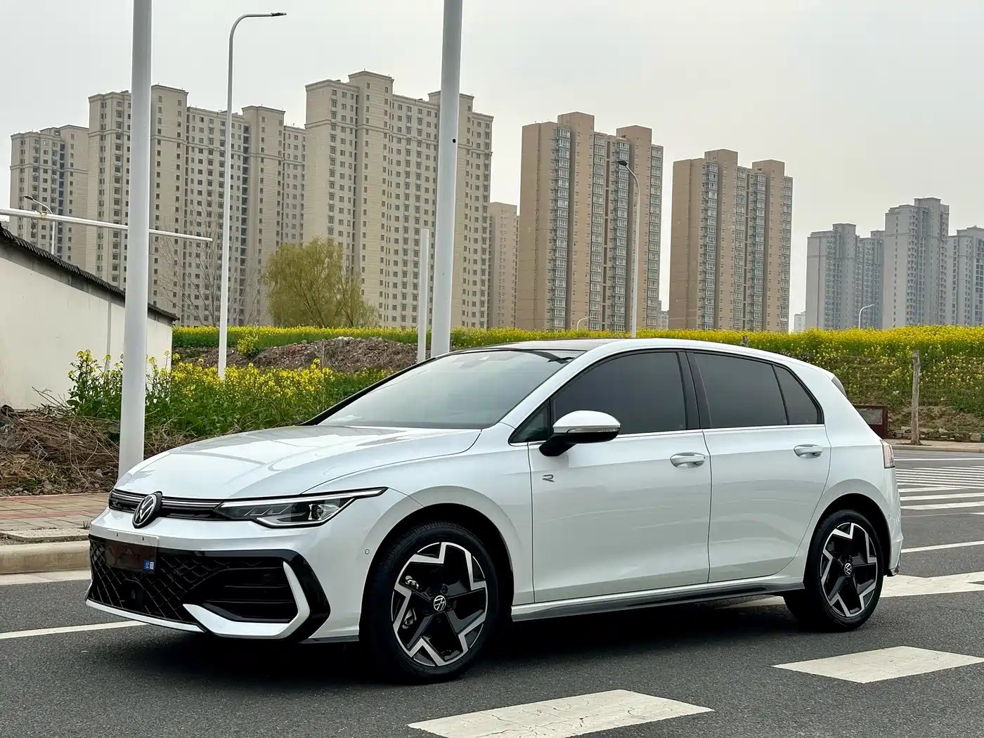 Volkswagen Golf 2025 300TSI R-Line
