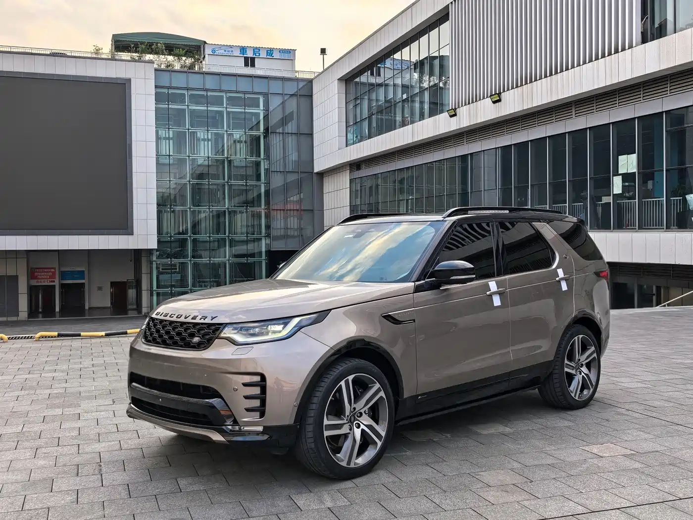 Land Rover Discovery 2021 360PS R-Dynamic HSE