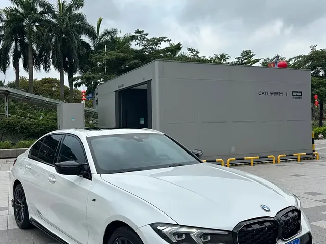 BMW 3 Series 2023 325i M Sport Black Night Package