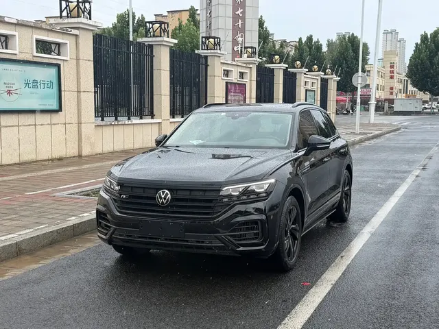 Volkswagen Touareg 2021 3.0TSI Sharp Edition with Gloss Black Sports Package