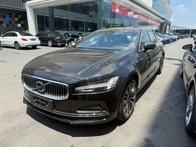 Volvo S90 2024 B5 Momentum Luxury Edition