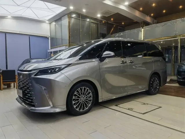 Lexus LM 2023 500h 6-Seater Prestige Edition