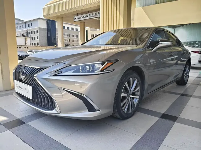 Lexus ES 2018 300h Excellence Edition China V
