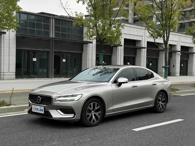 Volvo S60 2023 B4 Smart Comfort Luxury Edition