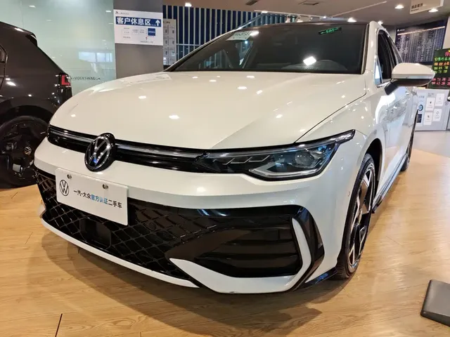 Volkswagen Golf 2025 300TSI R-Line