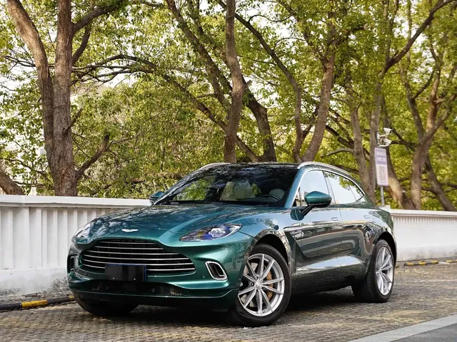 Aston Martin DBX 2023 3.0T STRAIGHT-SIX