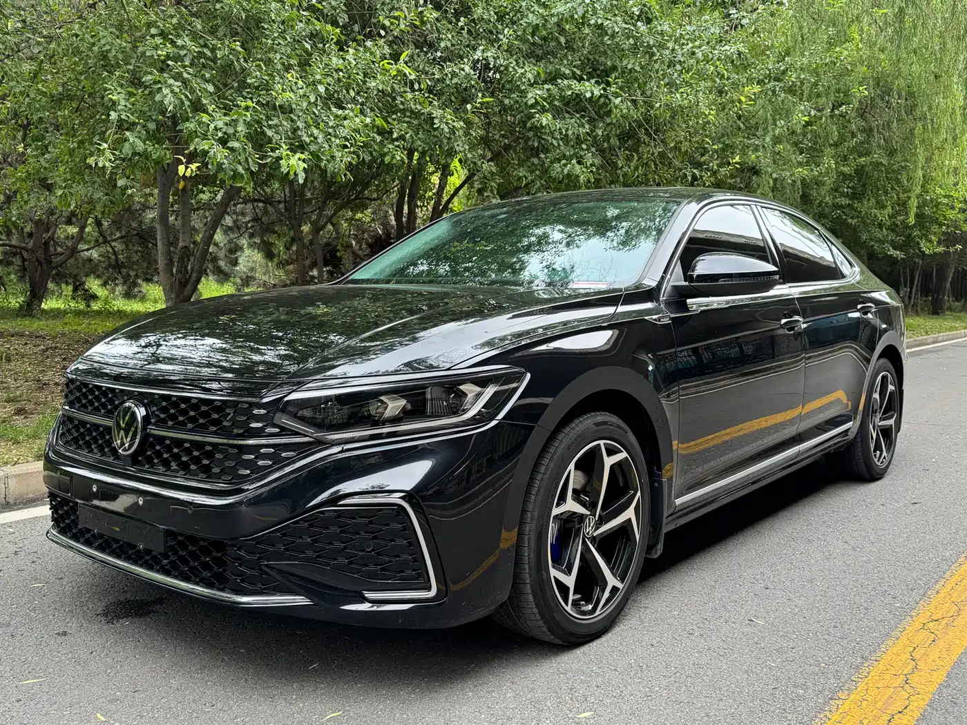 Volkswagen Passat 2025 Outstanding 380TSI Starlight Dragon Soaring Edition