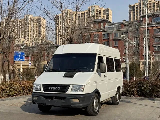 Iveco Daily 2020 2.5T A35 Bus Single Tire Medium Roof 5-9 Seater China VI
