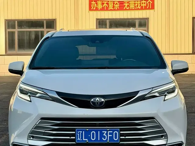 Toyota Sienna 2024 2.5L Hybrid 4WD Premium Edition