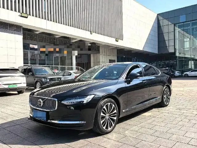 Volvo S90 2024 B5 Momentum Luxury Edition