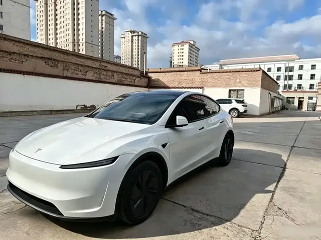 Tesla Model Y 2025 Facelift Long Range All-Wheel Drive