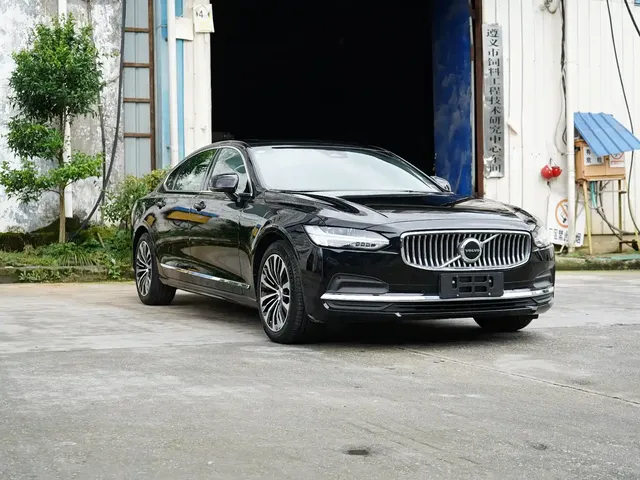 Volvo S90 2024 B5 Momentum Luxury Edition