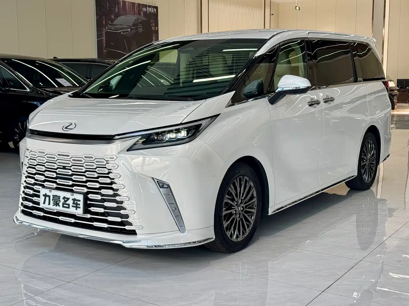 Lexus LM 2023 500h 6-Seater Prestige Edition