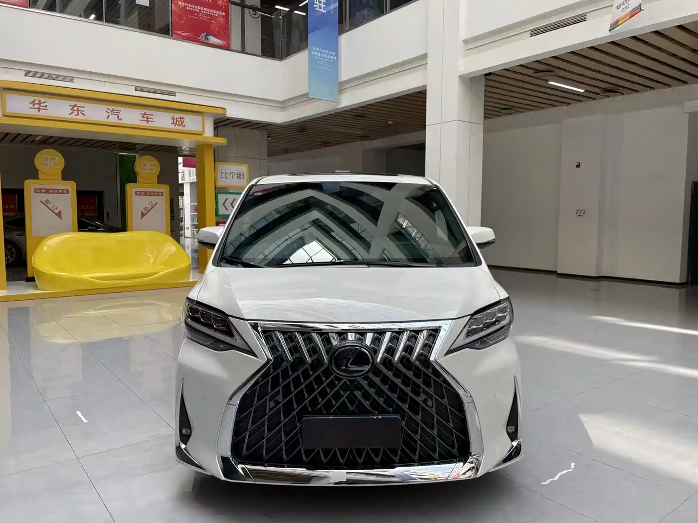 Lexus LM 2020 300h 4-Seat Imperial Edition