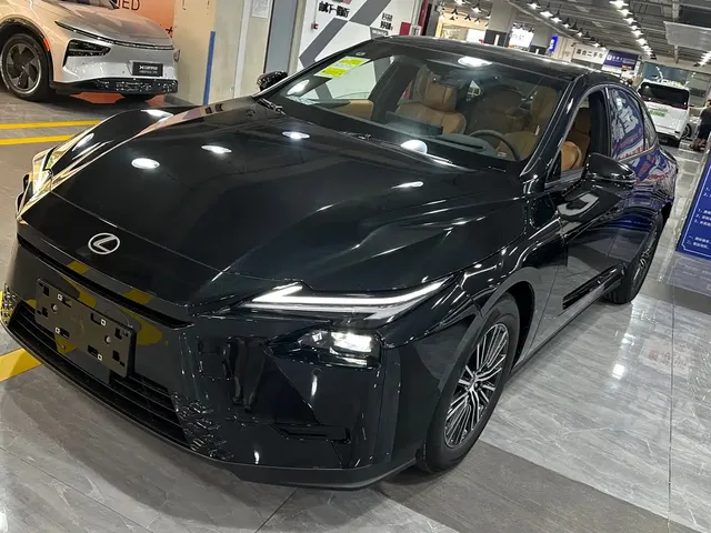 Lexus ES 2025 Model 300h Base Version