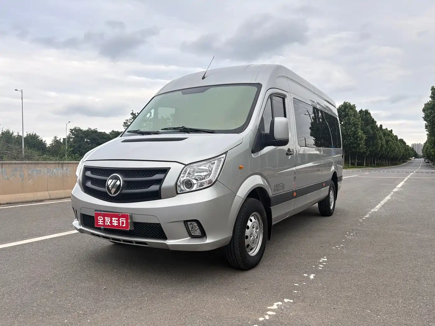 Foton Tuyano 2024 Model Lucky Elephant Multi-function Cummins 2.8T Manual Extended Wheelbase Medium Roof Single Rear Tire 7 Seats