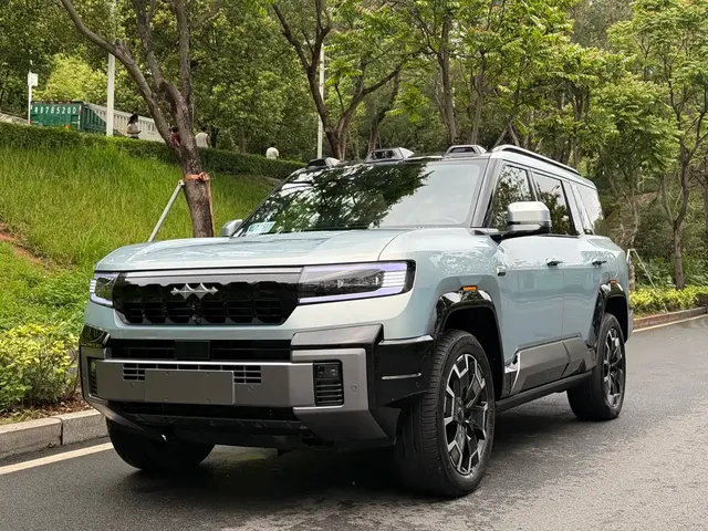Fang Cheng Bao Leopard 8 2025 Zhiyong Flagship 7-Seater