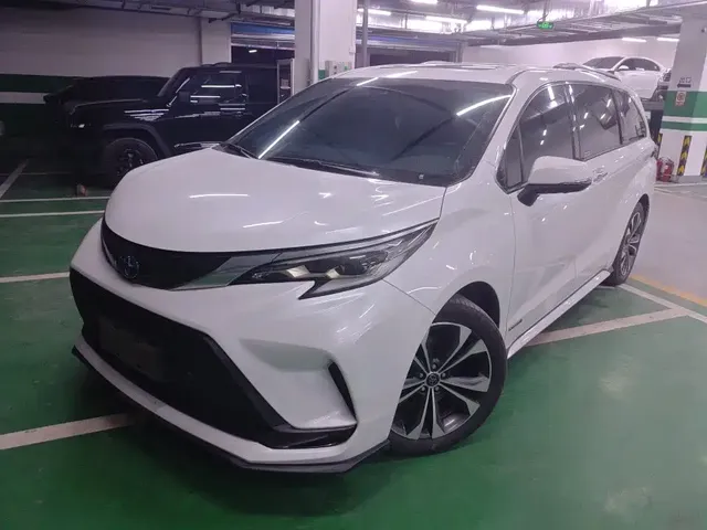 Toyota Granvia 2023 2.5L Hybrid VIP Edition