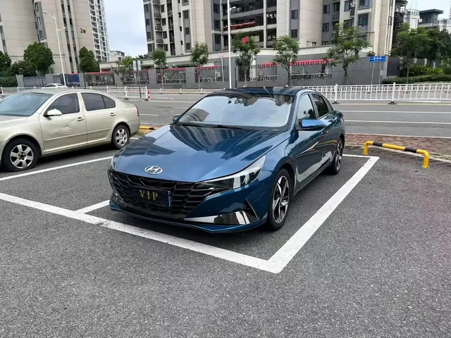Hyundai Elantra 2021 1.5L CVT LUX Premium Edition