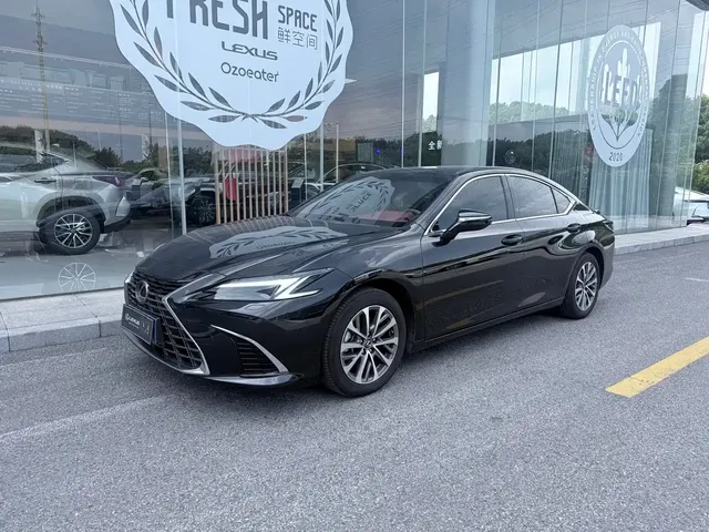 Lexus ES 2025 300h Ultimate Edition
