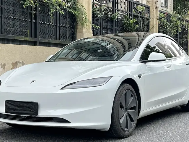 Tesla Model 3 2025 Model Year Facelift Rear-Wheel Drive