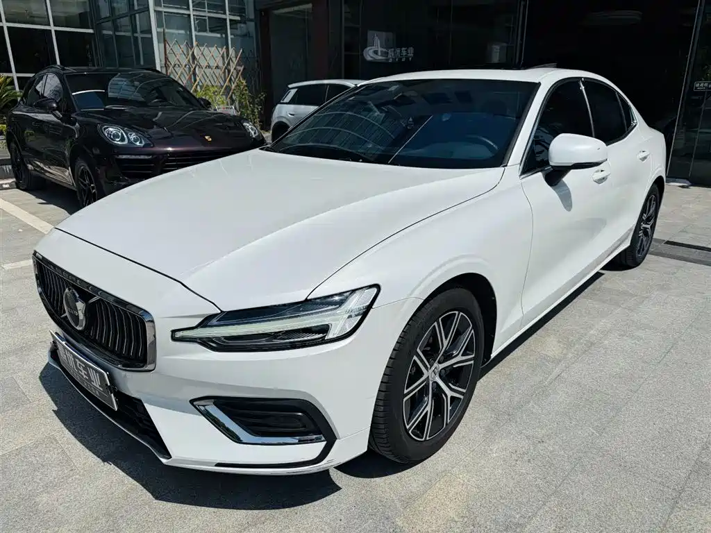 Volvo S60 2023 B4 Smart Comfort Luxury Edition
