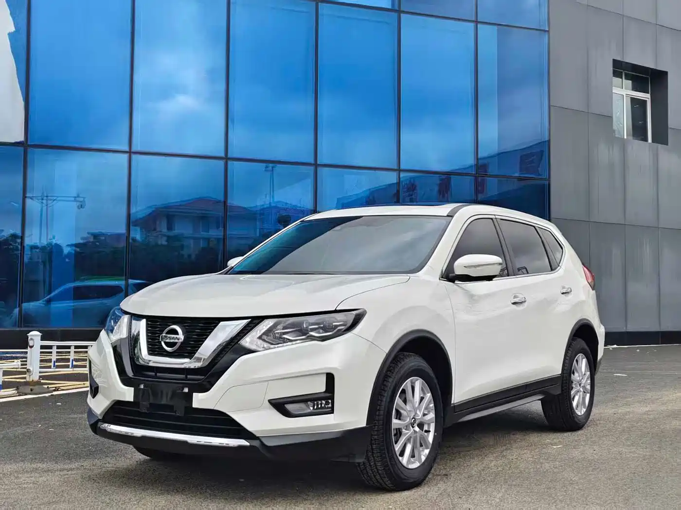 Nissan X-Trail 2023 Classic 2.0L 2WD Smart Premium Edition