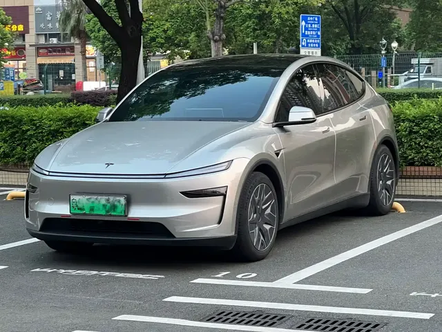 Tesla Model Y L 2025 Facelift Long Range AWD