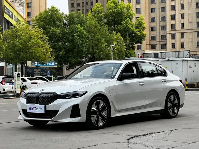 BMW i3 2025 eDrive 40 L Shadow Night Sport Package