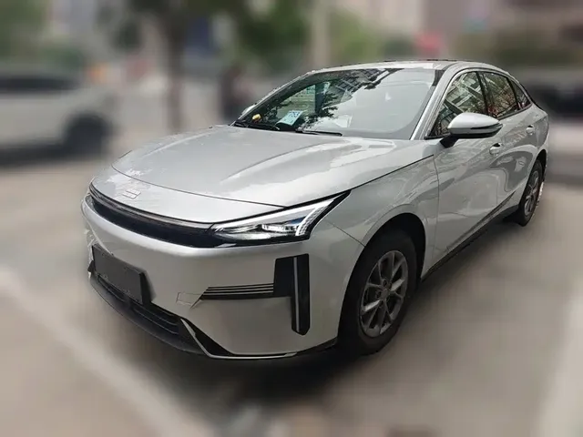 Geely Galaxy L6 2025 EM-i 60km Voyage Edition