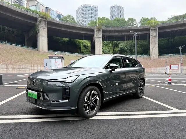 Volvo XC70 Plug-in Hybrid 2025 Standard