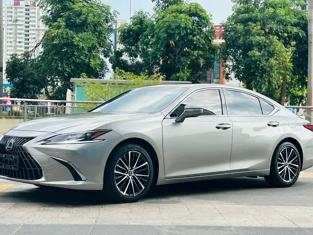 Lexus ES 2022 300h Ultimate Edition
