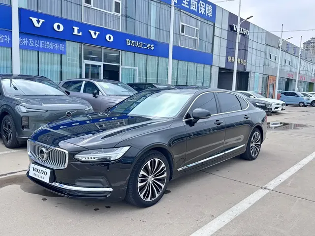 Volvo S90 2024 B5 Momentum Luxury Edition