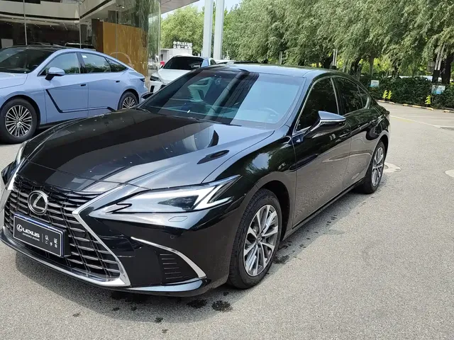 Lexus ES 2025 200 Ultimate Edition
