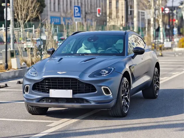 Aston Martin DBX 2021 4.0T V8 Chase of Sky and Sea