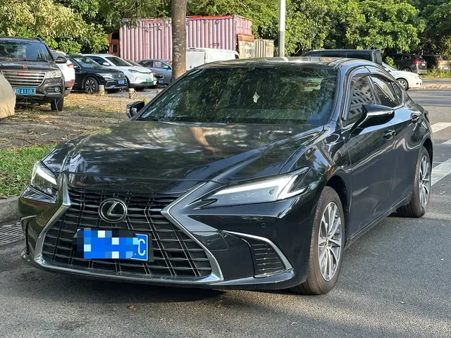 Lexus ES 2025 200 Ultimate Edition